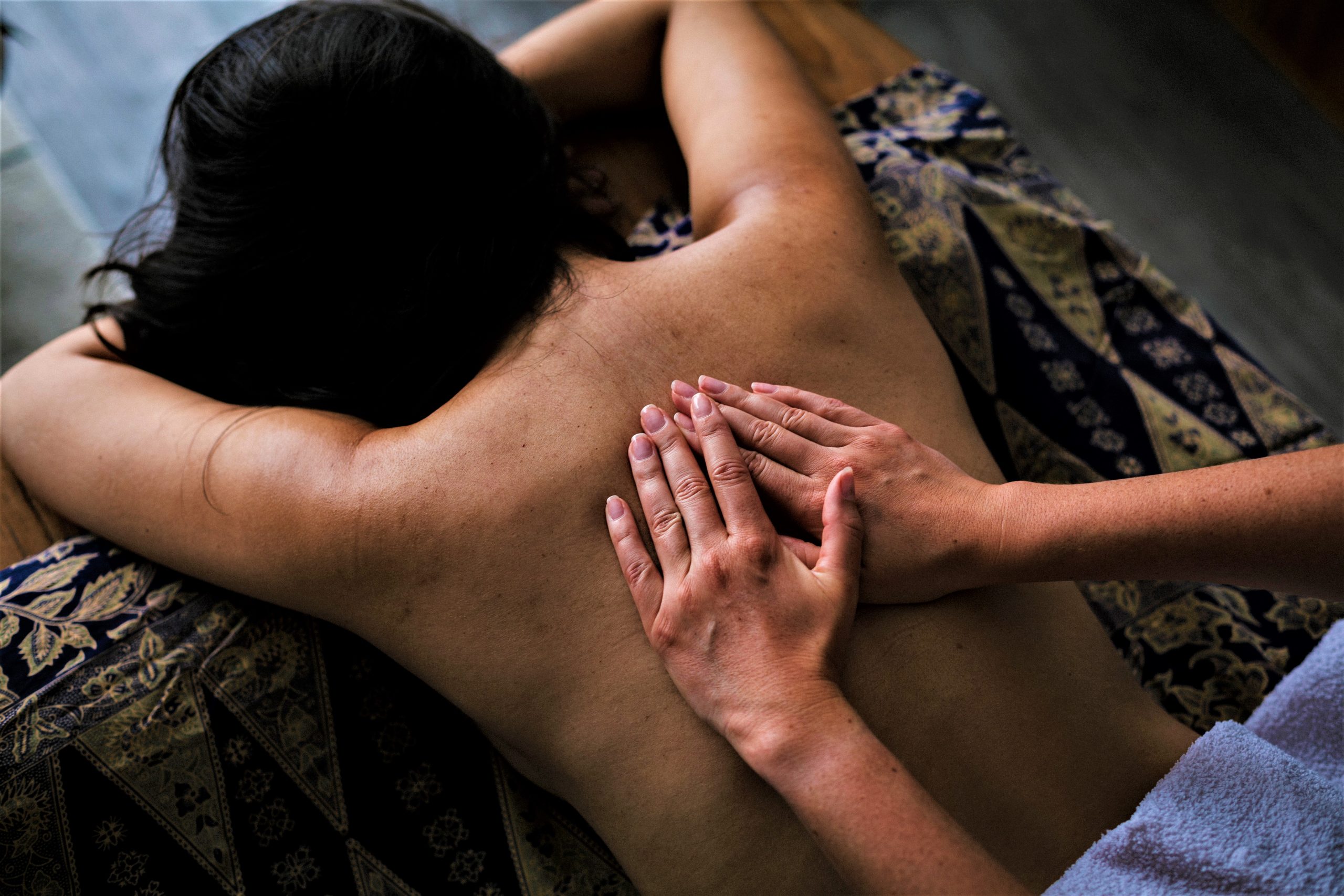 nomade massage à domicile Biarritz, massage dos à deux mains